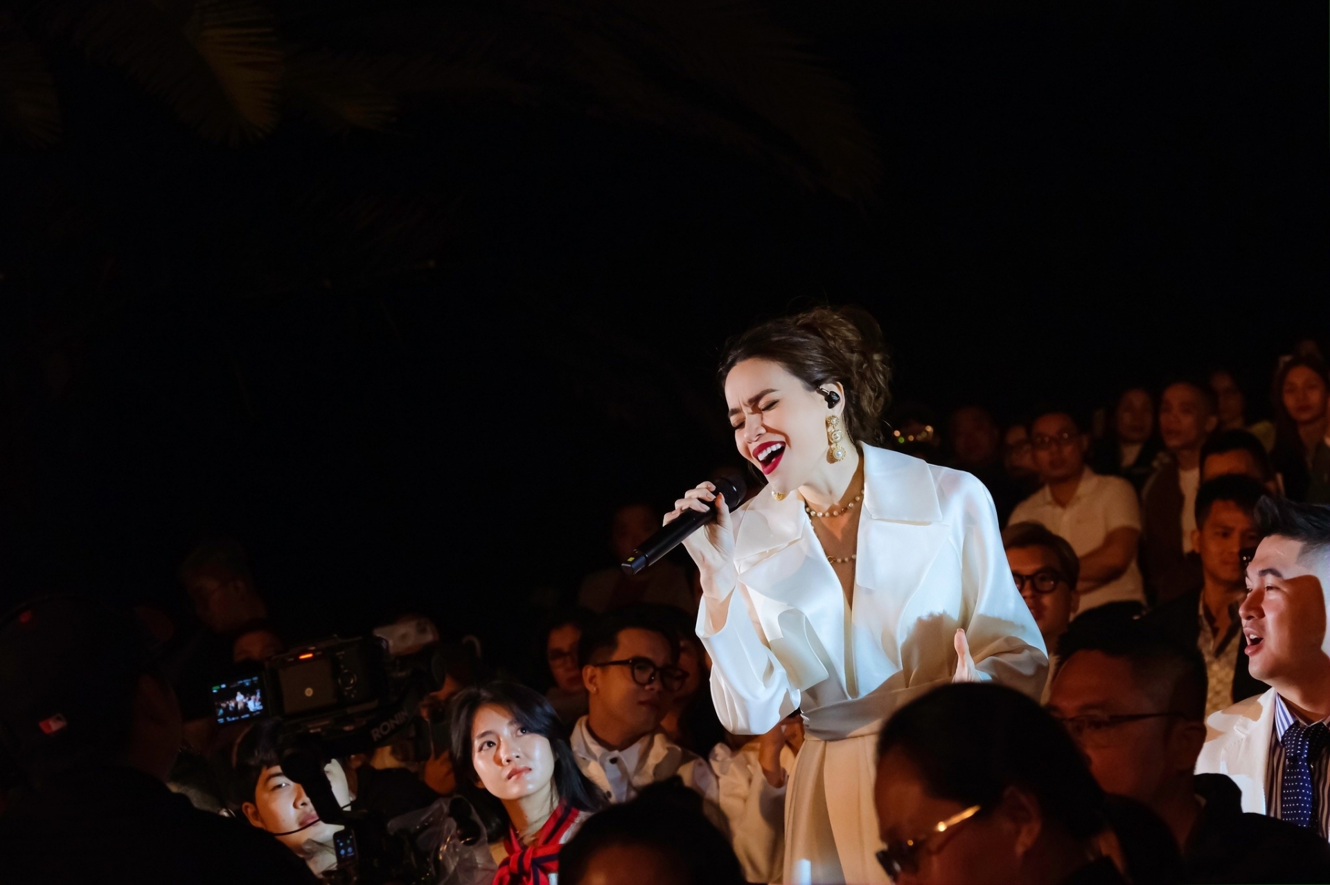 Video: Lộ diện fan nam số hưởng, được Hồ Ngọc Hà ngồi vào lòng trong liveshow - Ảnh 1