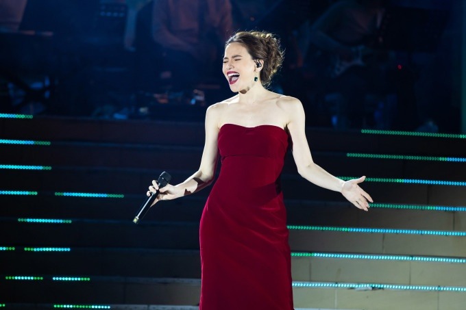 Video: Lộ diện fan nam số hưởng, được Hồ Ngọc Hà ngồi vào lòng trong liveshow - Ảnh 4