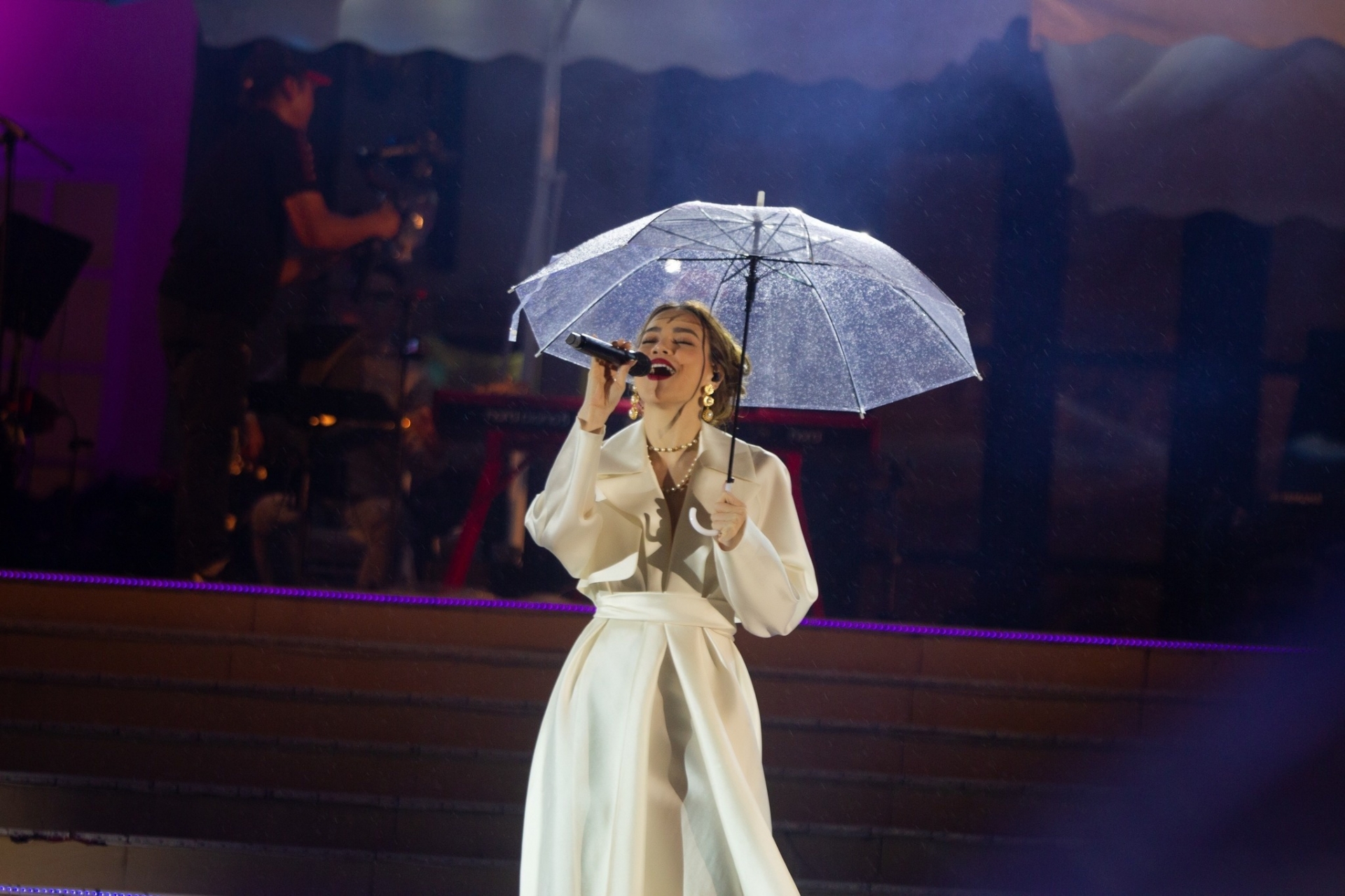 Video: Lộ diện fan nam số hưởng, được Hồ Ngọc Hà ngồi vào lòng trong liveshow - Ảnh 5