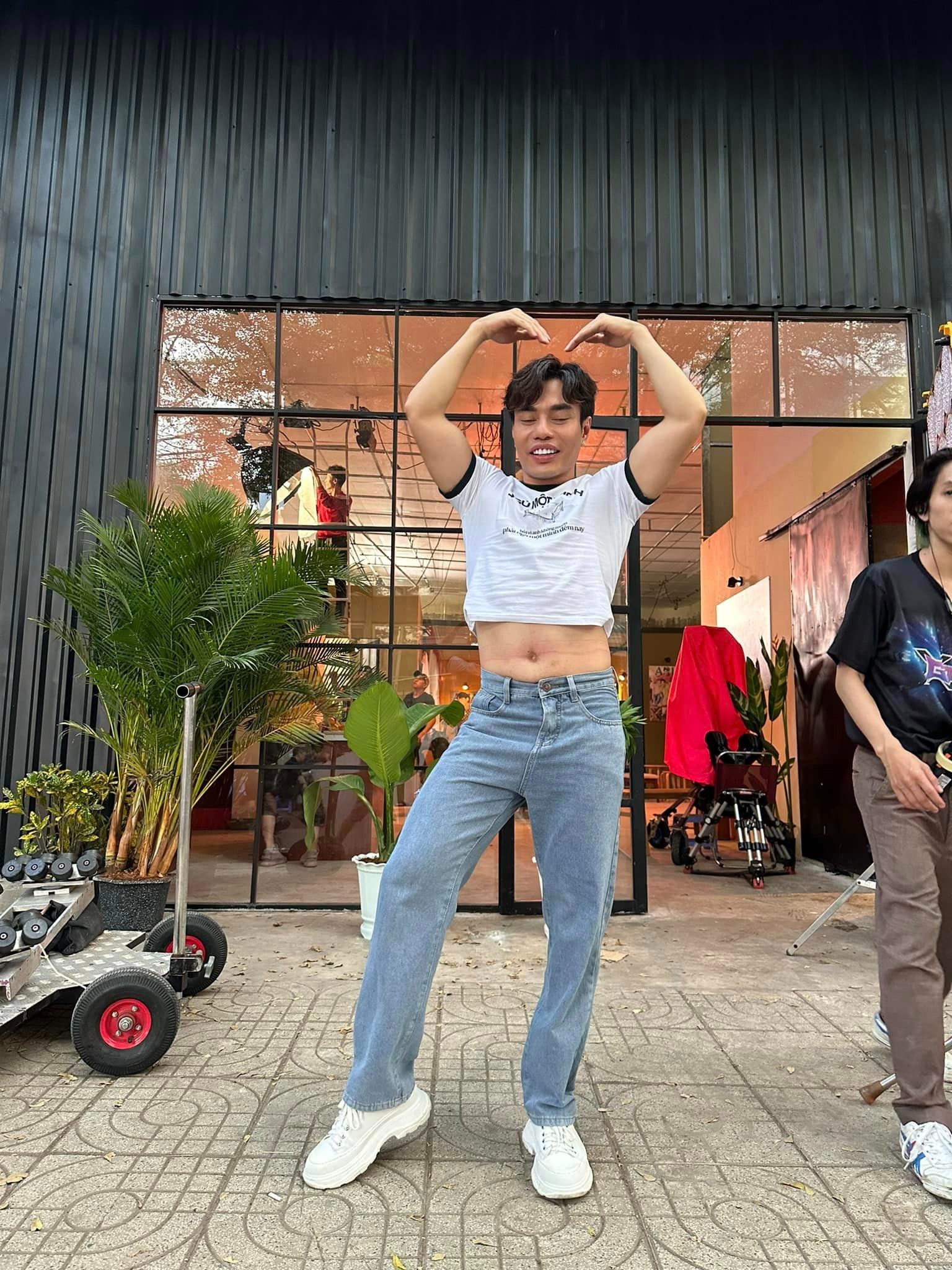 Lê Dương Bảo Lâm có màn tấu hài với chiếc áo crop-top giống với HIEUTHUHAI. Ảnh: FBNV