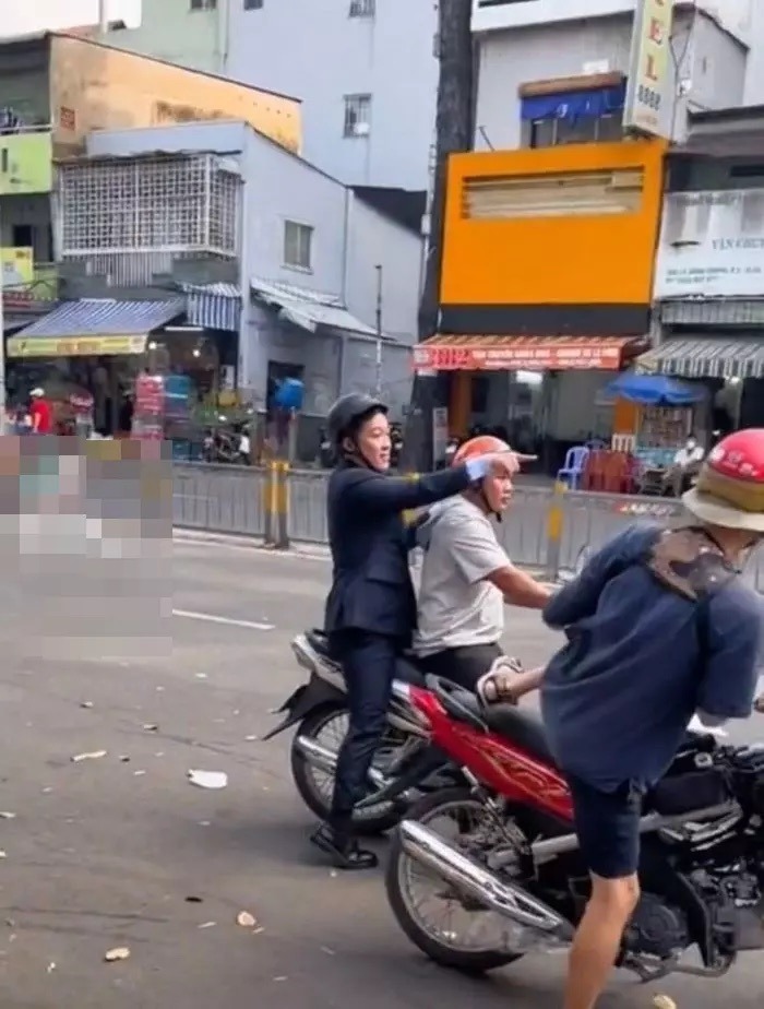 Trường Giang bị người qua đường 'tóm' khoảnh khắc đắt giá. Ảnh: Internet Trường Giang bị người qua đường 'tóm' khoảnh khắc đắt giá. Ảnh: Internet