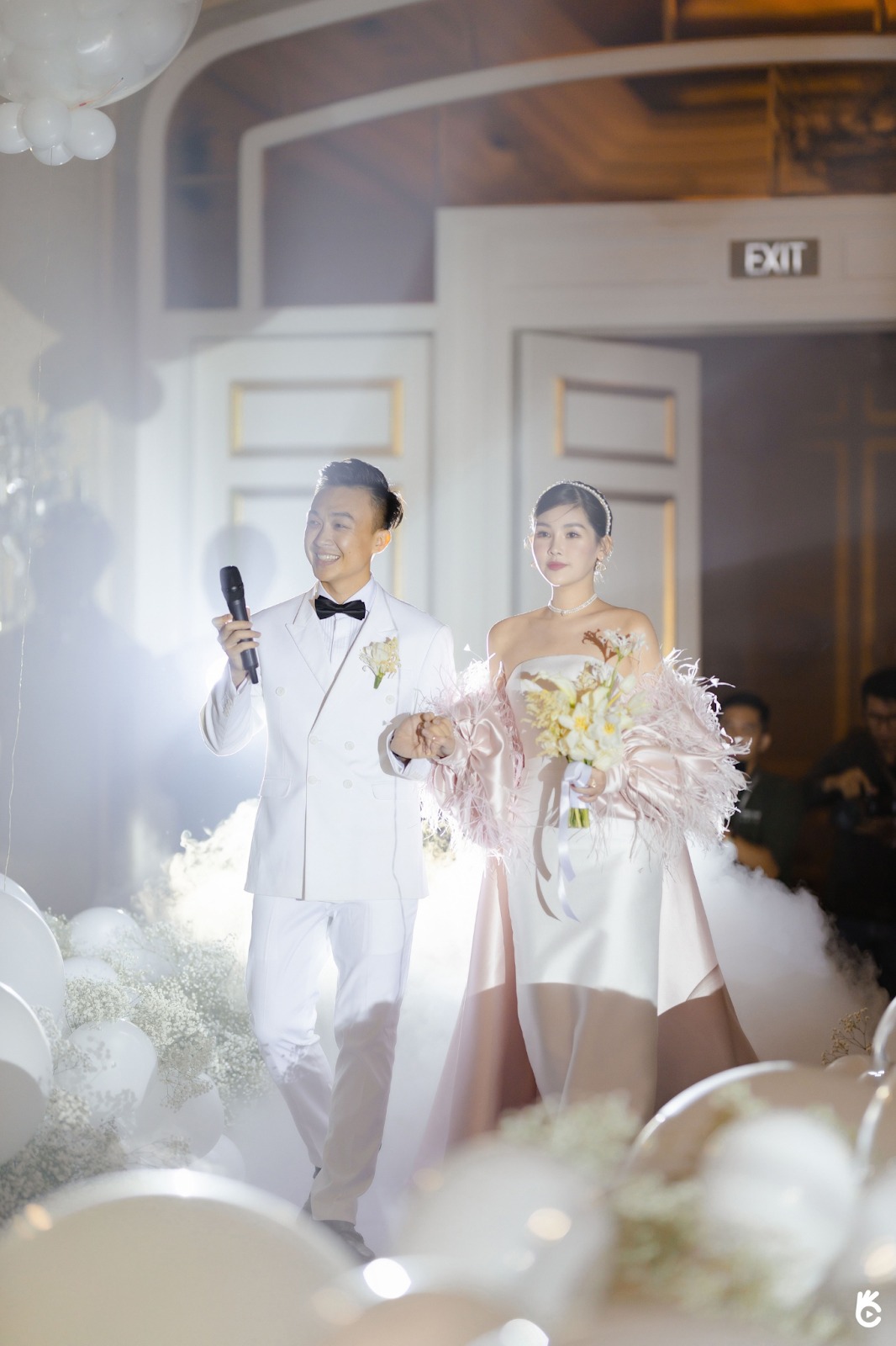 Khung cảnh đầy xúc động trong đám cưới đẹp như mơ của Lê Âu Ngân Anh và Phan Tô Ny - Ảnh 3