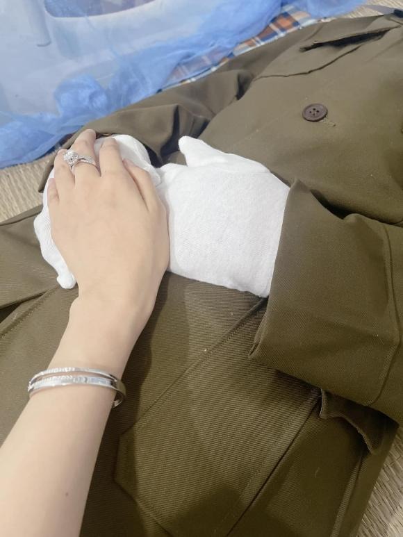 Khoảnh khắc đau buồn vừa được Linh Chi chia sẻ trên MXH. Ảnh: IG Khoảnh khắc đau buồn vừa được Linh Chi chia sẻ trên MXH. Ảnh: IG