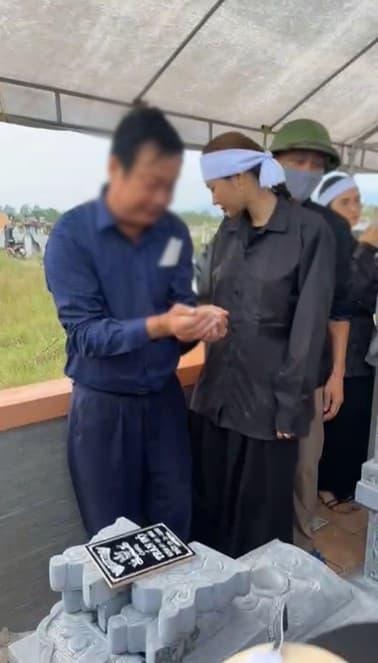 Người mẫu Linh Chi bị chỉ trích khoe nhẫn trong đám tang ông nội, chân dài nói gì? - Ảnh 1 Người mẫu Linh Chi bị chỉ trích khoe nhẫn trong đám tang ông nội, chân dài nói gì? - Ảnh 1
