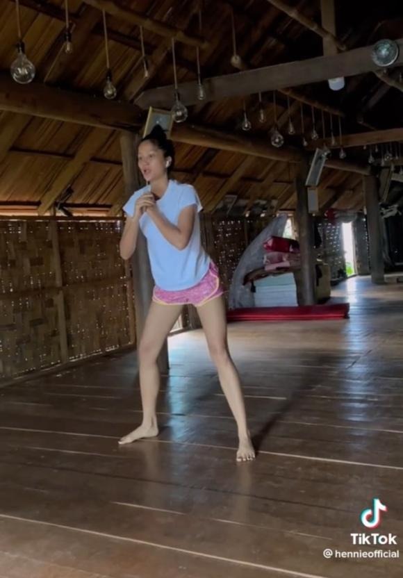 H'Hen Niê đăng ảnh tại nhà riêng, CĐM phản ứng bất ngờ - Ảnh 2 H'Hen Niê đăng ảnh tại nhà riêng, CĐM phản ứng bất ngờ - Ảnh 2