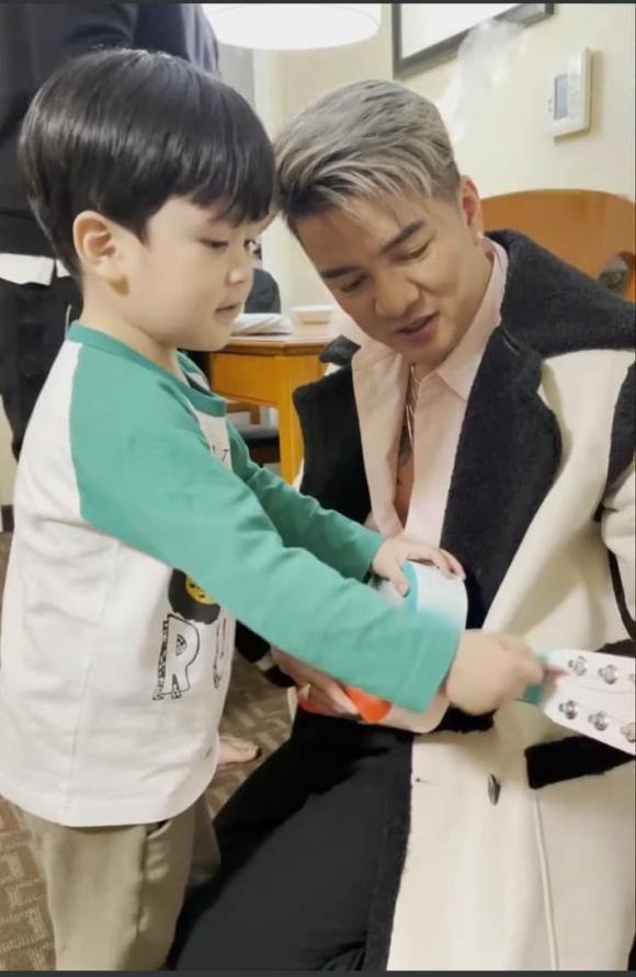 Con trai Đàm Vĩnh Hưng cực đáng yêu trong mỗi khoảnh khắc nam ca sĩ chia sẻ. Ảnh: Internet