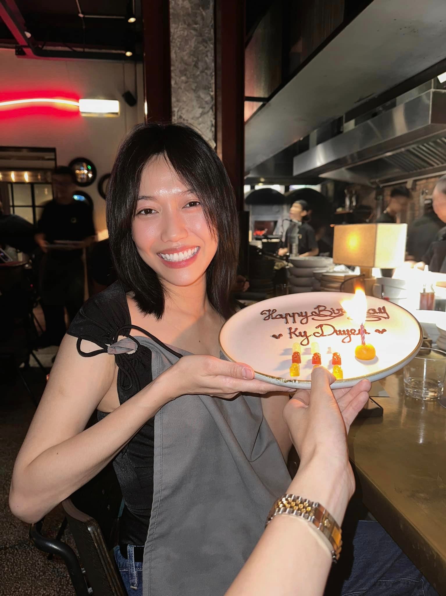 Sao Việt 23/11: Quốc Trường bất ngờ đăng đàn suy sụp, 'Ngọc Hoàng' Quốc Khánh vẫn hiện diện tại Táo quân 2023 - Ảnh 2 Sao Việt 23/11: Quốc Trường bất ngờ đăng đàn suy sụp, 'Ngọc Hoàng' Quốc Khánh vẫn hiện diện tại Táo quân 2023 - Ảnh 2