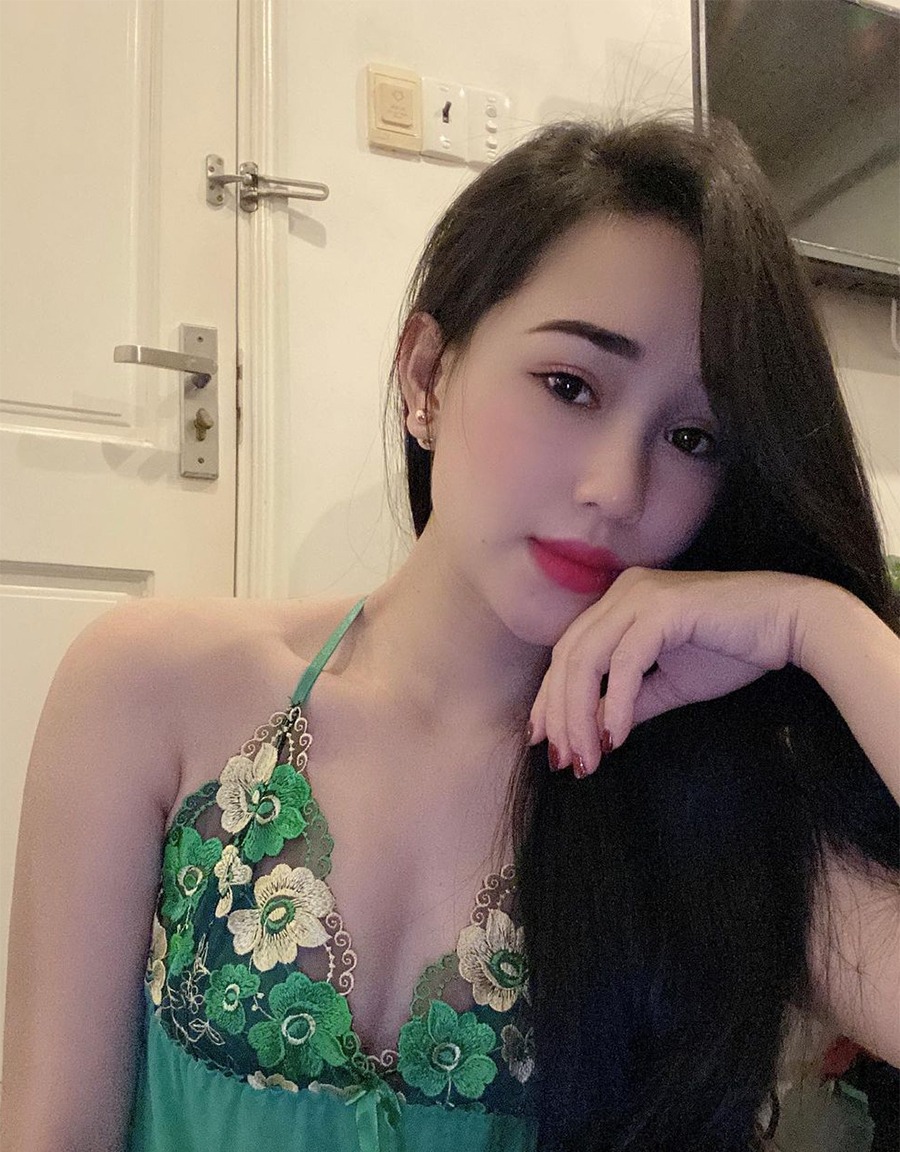 Vợ Hồ Tấn Tài còn sở hữu thân hình quyến rũ. Ảnh: FBNV