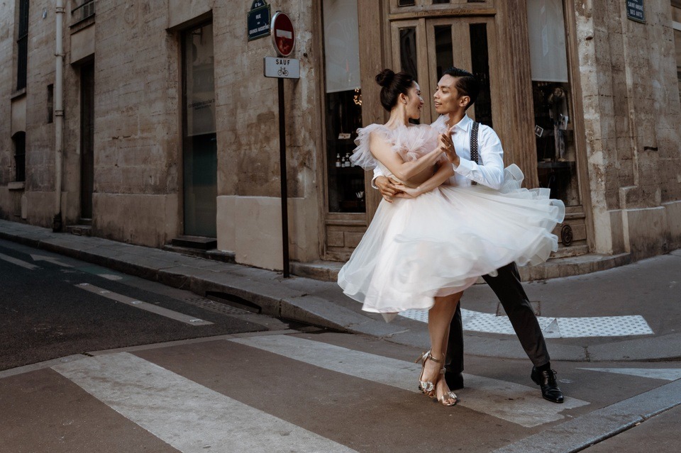 13 năm yêu nhau, Khánh Thi và Phan Hiển tái hiện lại mối tình 'chị - em' trên đất Pháp - Ảnh 2