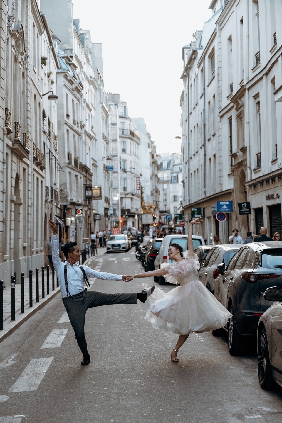 13 năm yêu nhau, Khánh Thi và Phan Hiển tái hiện lại mối tình 'chị - em' trên đất Pháp - Ảnh 3