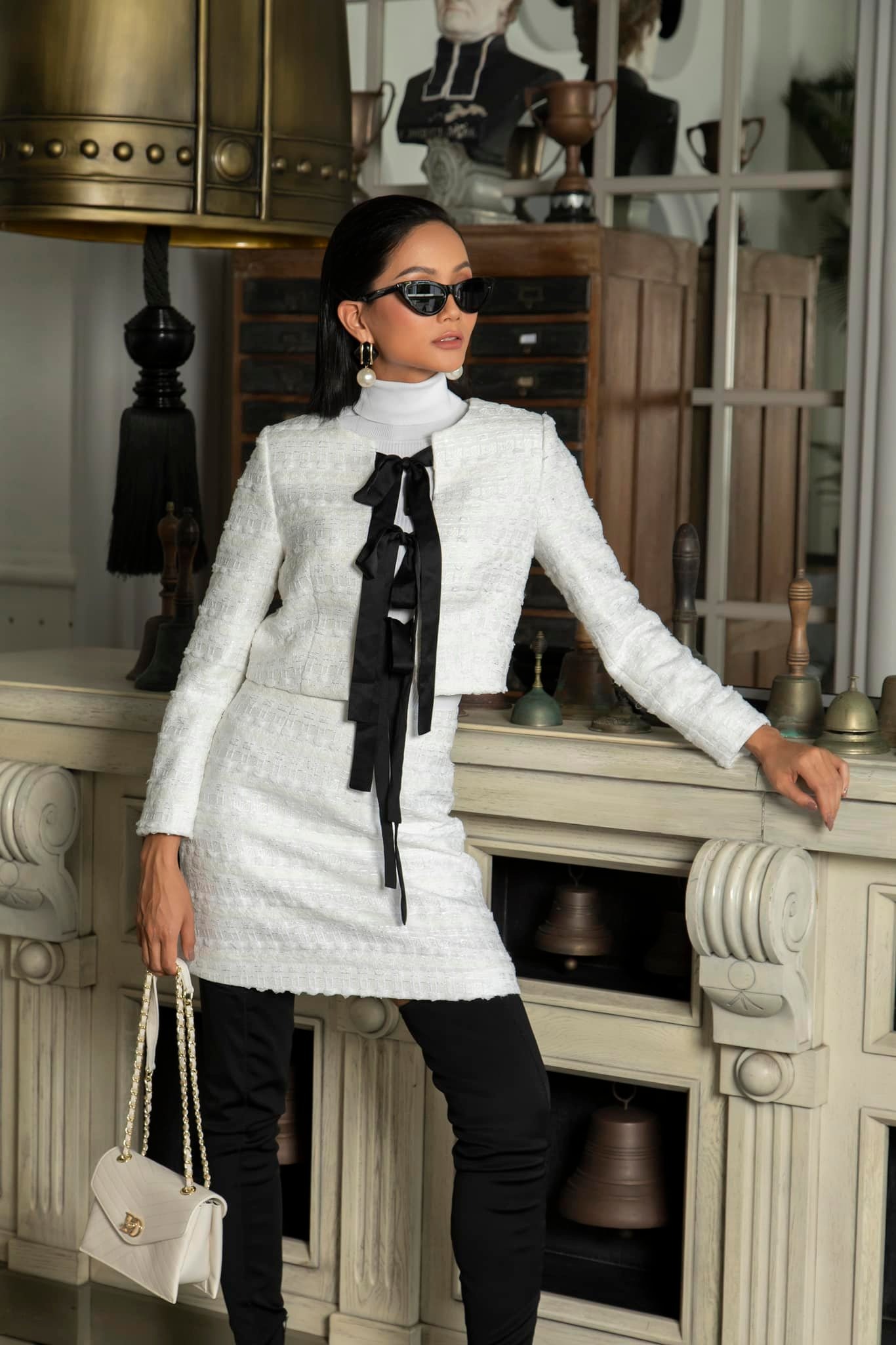 H'Hen Niê khoe sắc với diện mạo sang chảnh: Dân tình trầm trồ với thần thái đỉnh cao - Ảnh 6 H'Hen Niê khoe sắc với diện mạo sang chảnh: Dân tình trầm trồ với thần thái đỉnh cao - Ảnh 6