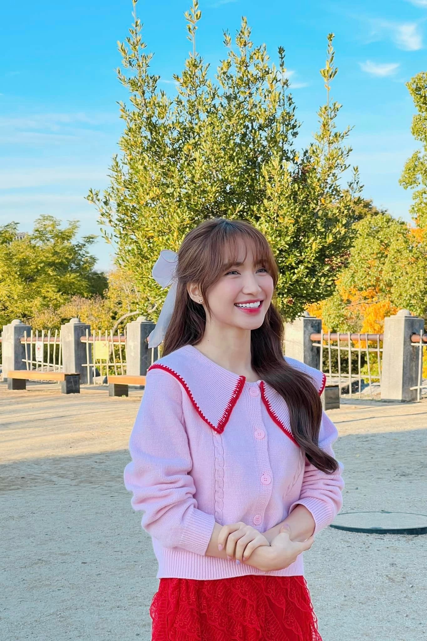 Hòa Minzy khoe nhan sắc xinh đẹp khi xuất ngoại. Ảnh: FBNV