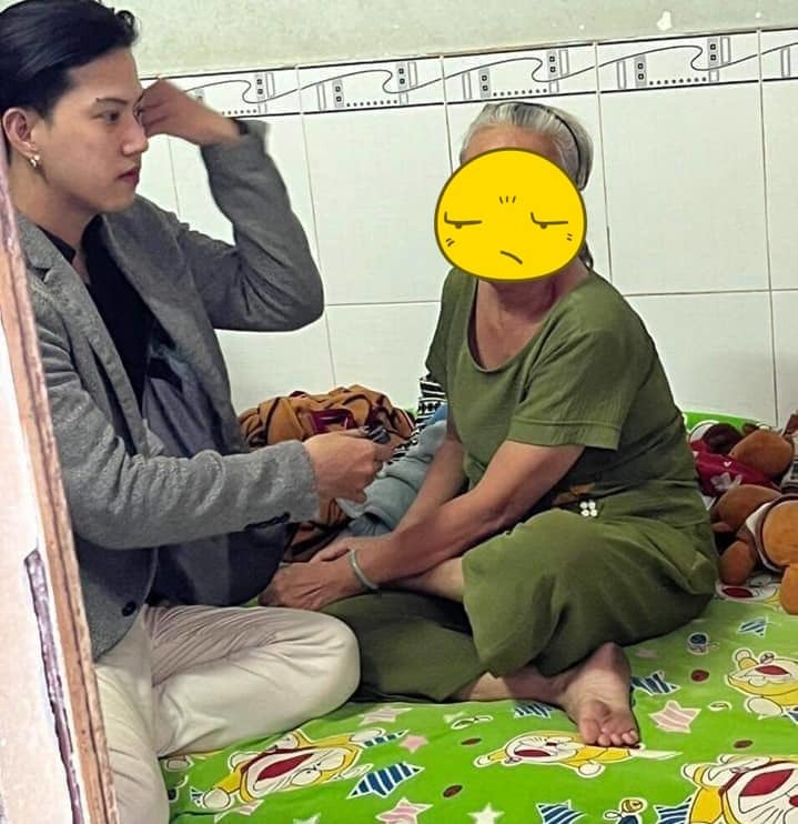 Xuất hiện hình ảnh Tiktoker Nờ Ô Nô đến tận nhà bà cụ trong clip gây tranh cãi để cáo lỗi - Ảnh 1 Xuất hiện hình ảnh Tiktoker Nờ Ô Nô đến tận nhà bà cụ trong clip gây tranh cãi để cáo lỗi - Ảnh 1
