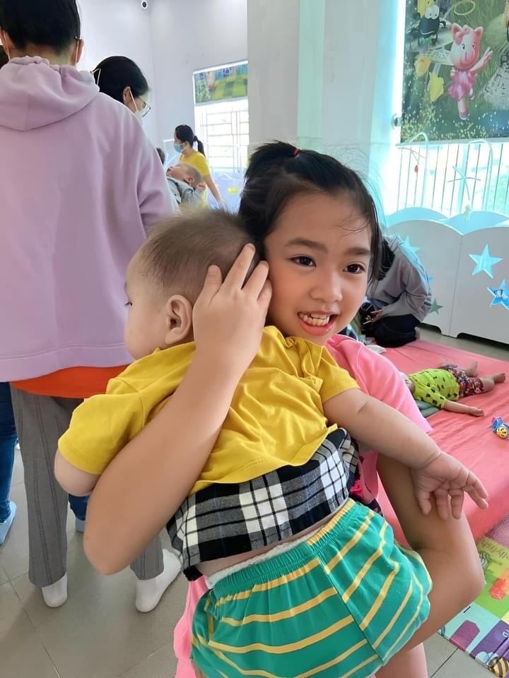 Con gái Mai Phương mất mẹ từ sớm, hình thành nên nhân cách đặc biệt không phải đứa trẻ nào cũng có - Ảnh 1 Con gái Mai Phương mất mẹ từ sớm, hình thành nên nhân cách đặc biệt không phải đứa trẻ nào cũng có - Ảnh 1