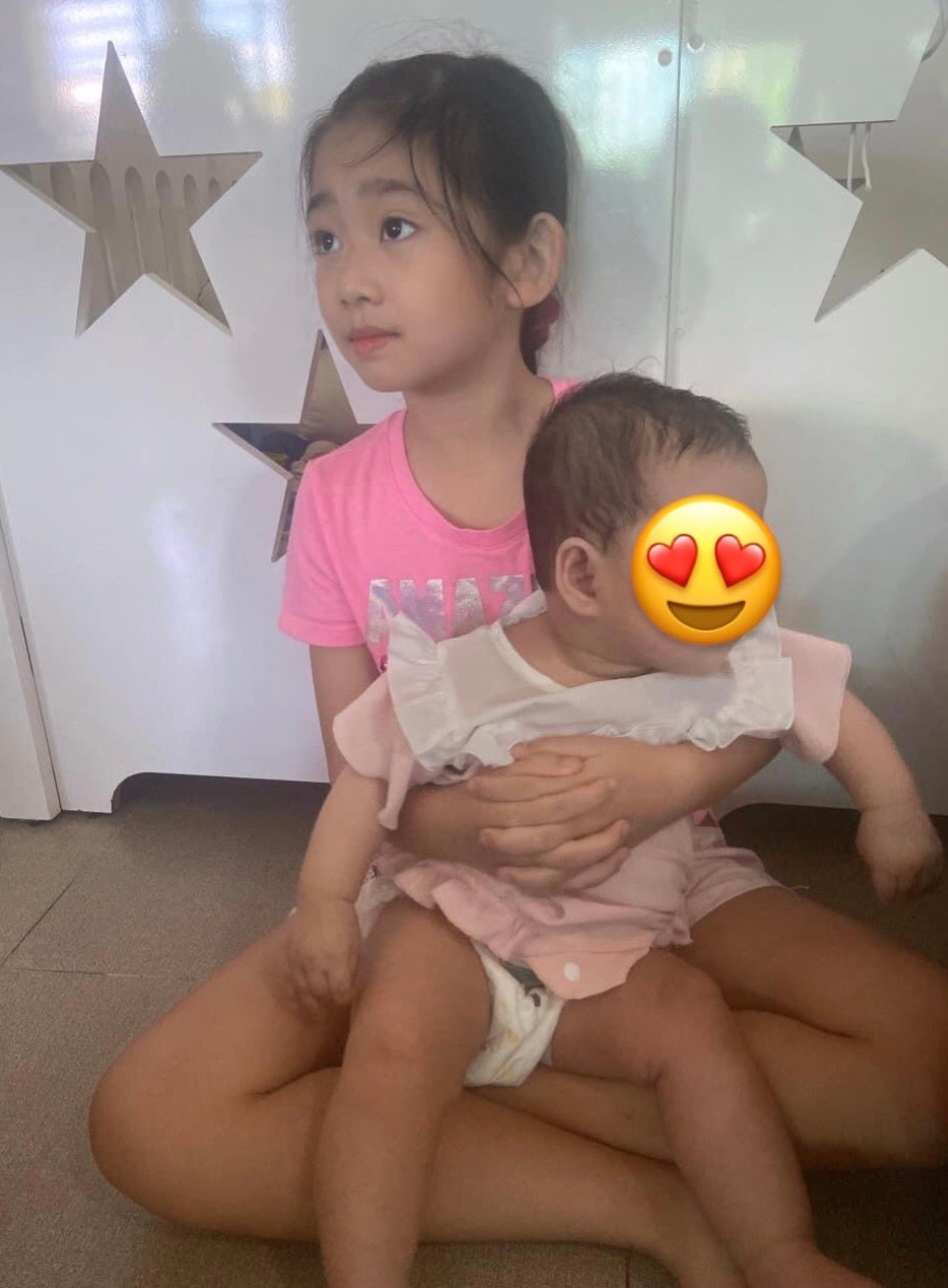 Con gái Mai Phương rất hào hứng khi đi từ thiện. Ảnh: Internet