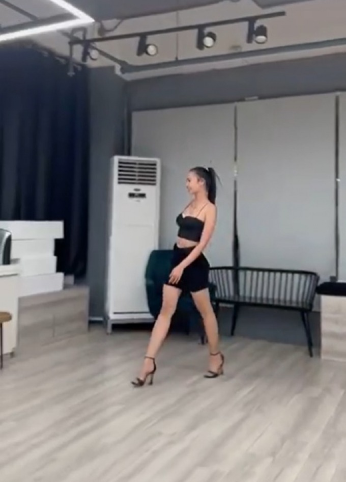 Ngọc Châu hiện diện tự tin với từng bước catwalk. Ảnh: Chụp màn hình Ngọc Châu hiện diện tự tin với từng bước catwalk. Ảnh: Chụp màn hình