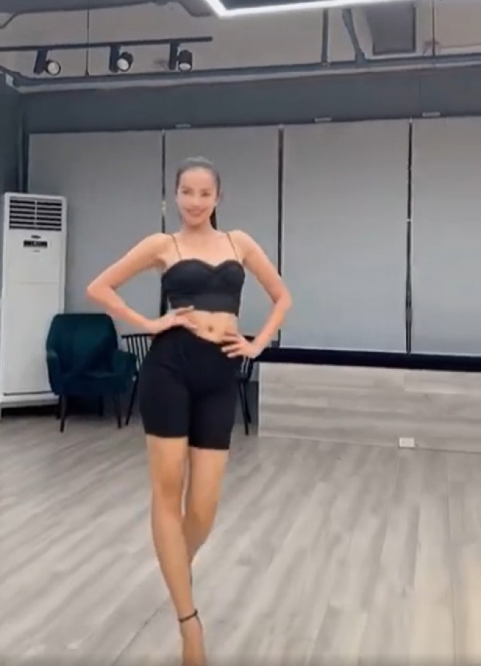 Ngọc Châu đã cải thiện rõ ràng về khả năng catwalk chỉ sau 1 tuần. Ảnh: Chụp màn ảnh Ngọc Châu đã cải thiện rõ ràng về khả năng catwalk chỉ sau 1 tuần. Ảnh: Chụp màn ảnh
