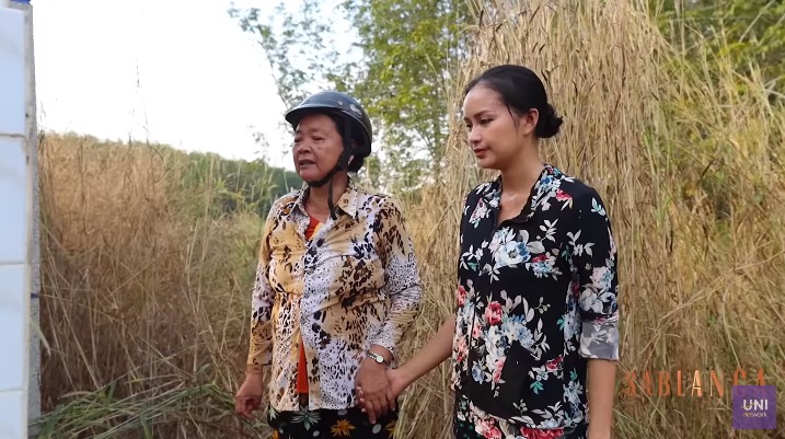 Ngọc Châu cùng mẹ đến thắp hương mộ bố. Ảnh: Internet Ngọc Châu cùng mẹ đến thắp hương mộ bố. Ảnh: Internet
