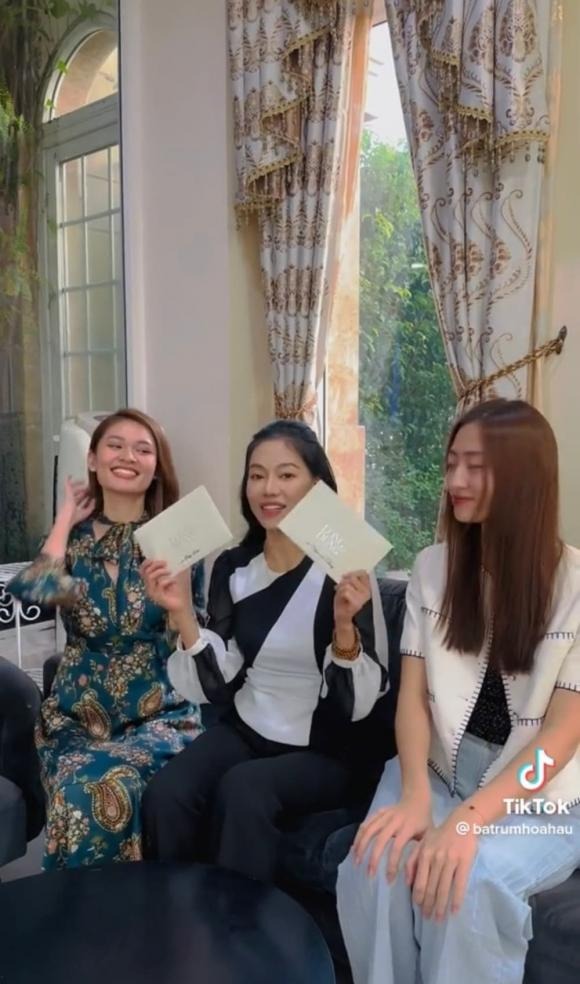 Á hậu Thùy Dung phát thiệp cưới tới bà trùm hoa hậu Phạm Kim Dung. Ảnh: Chụp màn hình Á hậu Thùy Dung phát thiệp cưới tới bà trùm hoa hậu Phạm Kim Dung. Ảnh: Chụp màn hình