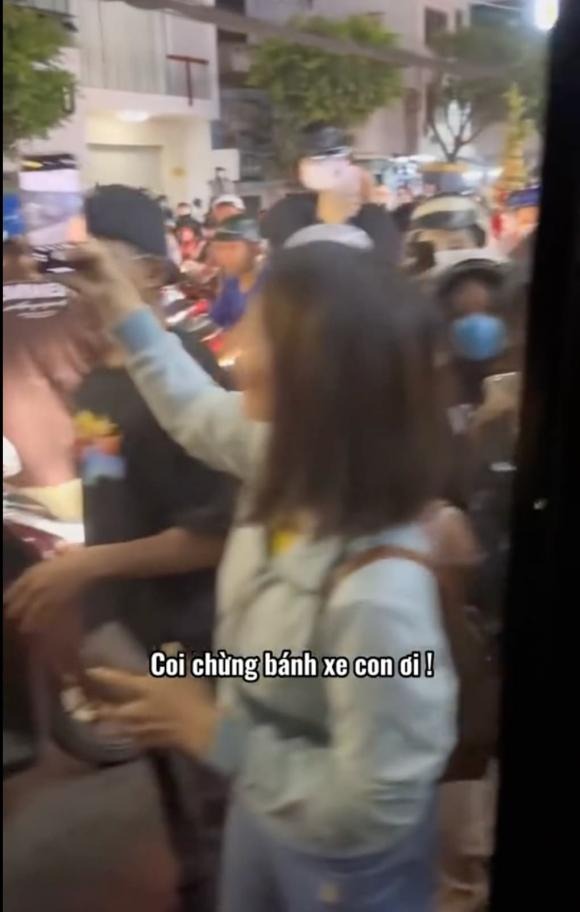 Trường Giang lo lắng cho người hâm mộ bao quanh lấy mình. Ảnh: Chụp màn hình Trường Giang lo lắng cho người hâm mộ bao quanh lấy mình. Ảnh: Chụp màn hình