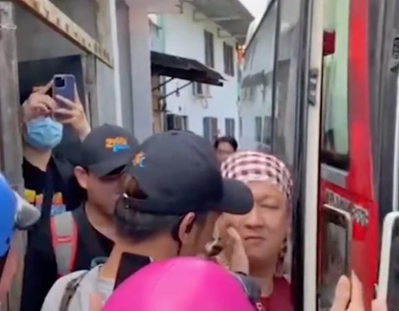 Trường Giang với biểu cảm đáng yêu khi được fan nựng má. Ảnh: Chụp màn hình Trường Giang với biểu cảm đáng yêu khi được fan nựng má. Ảnh: Chụp màn hình
