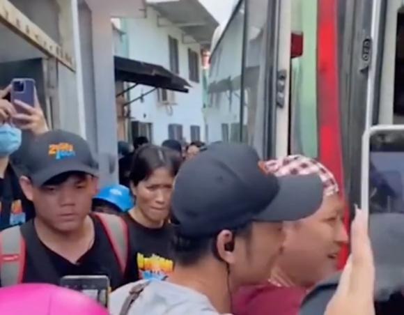 Trường Giang vô tình để lộ con người thật với hành động chốn đông người - Ảnh 2 Trường Giang vô tình để lộ con người thật với hành động chốn đông người - Ảnh 2