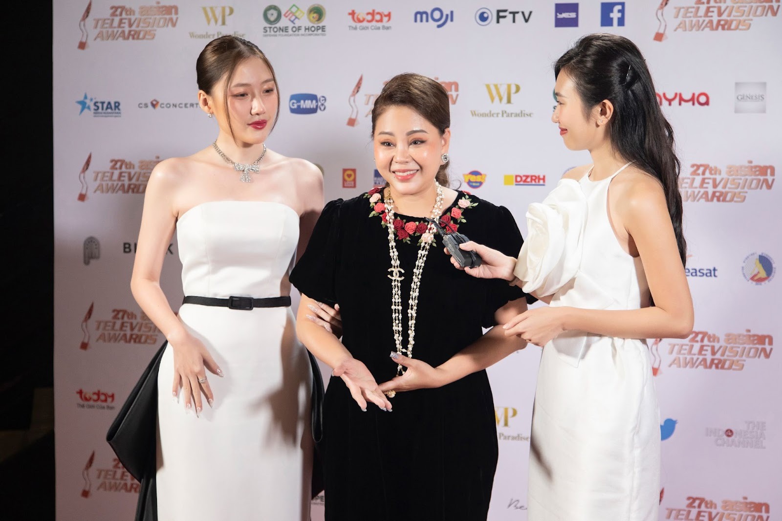 Liên tục bị đồn ly hôn với Hari Won, Trấn Thành lộ diện cực bảnh bên cạnh một mỹ nhân - Ảnh 2