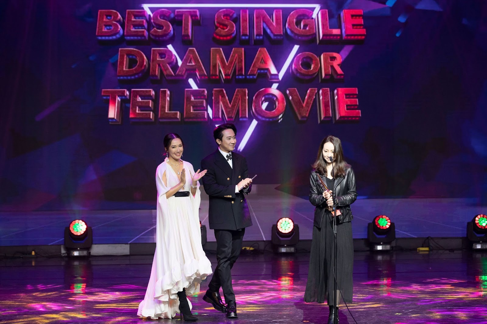 Liên tục bị đồn ly hôn với Hari Won, Trấn Thành lộ diện cực bảnh bên cạnh một mỹ nhân - Ảnh 1