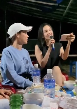 Video: Tiểu Vy khoe chất giọng 'khủng' bên Sam, màn song ca khiến dân tình cười bò