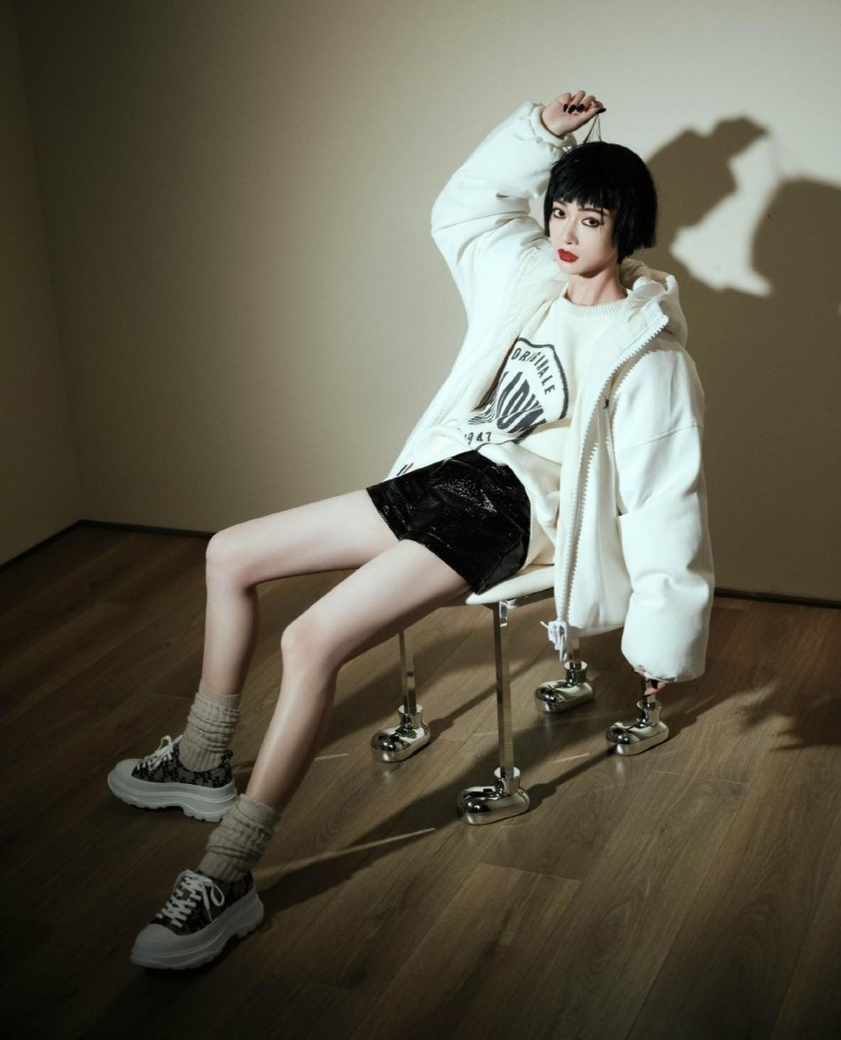 Ngô Cẩn Ngôn sành điệu trong loạt hình mới. Ảnh: Internet