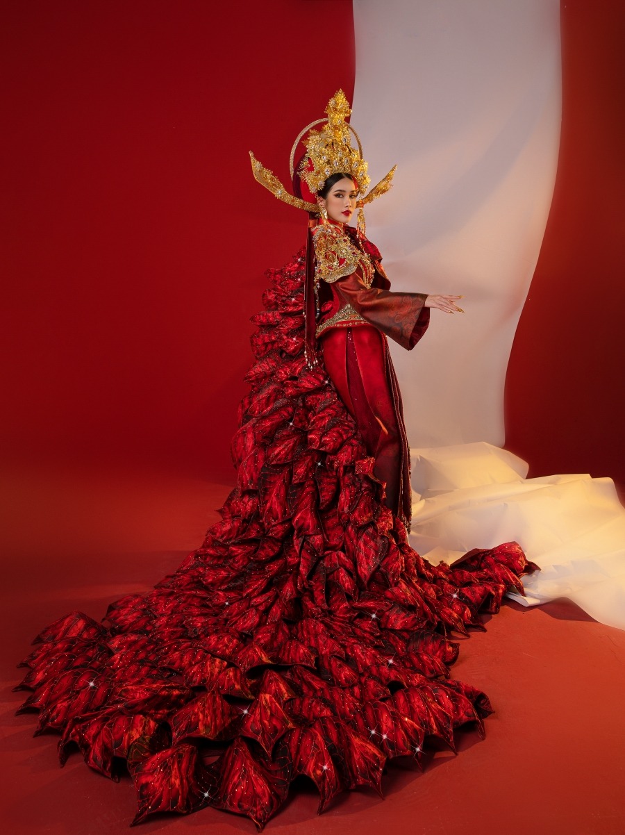 Á hậu Phương Anh toát lên khí chất ngút ngàn khi diện quốc phục Việt tại Miss International 2022. Ảnh: Internet