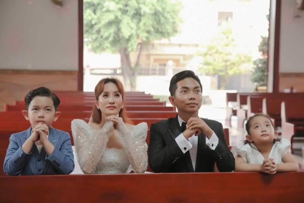 Các con của Khánh Thi và Phan Hiển cũng hiện diện đầy dễ thương trong bộ ảnh này. Ảnh: FBNV