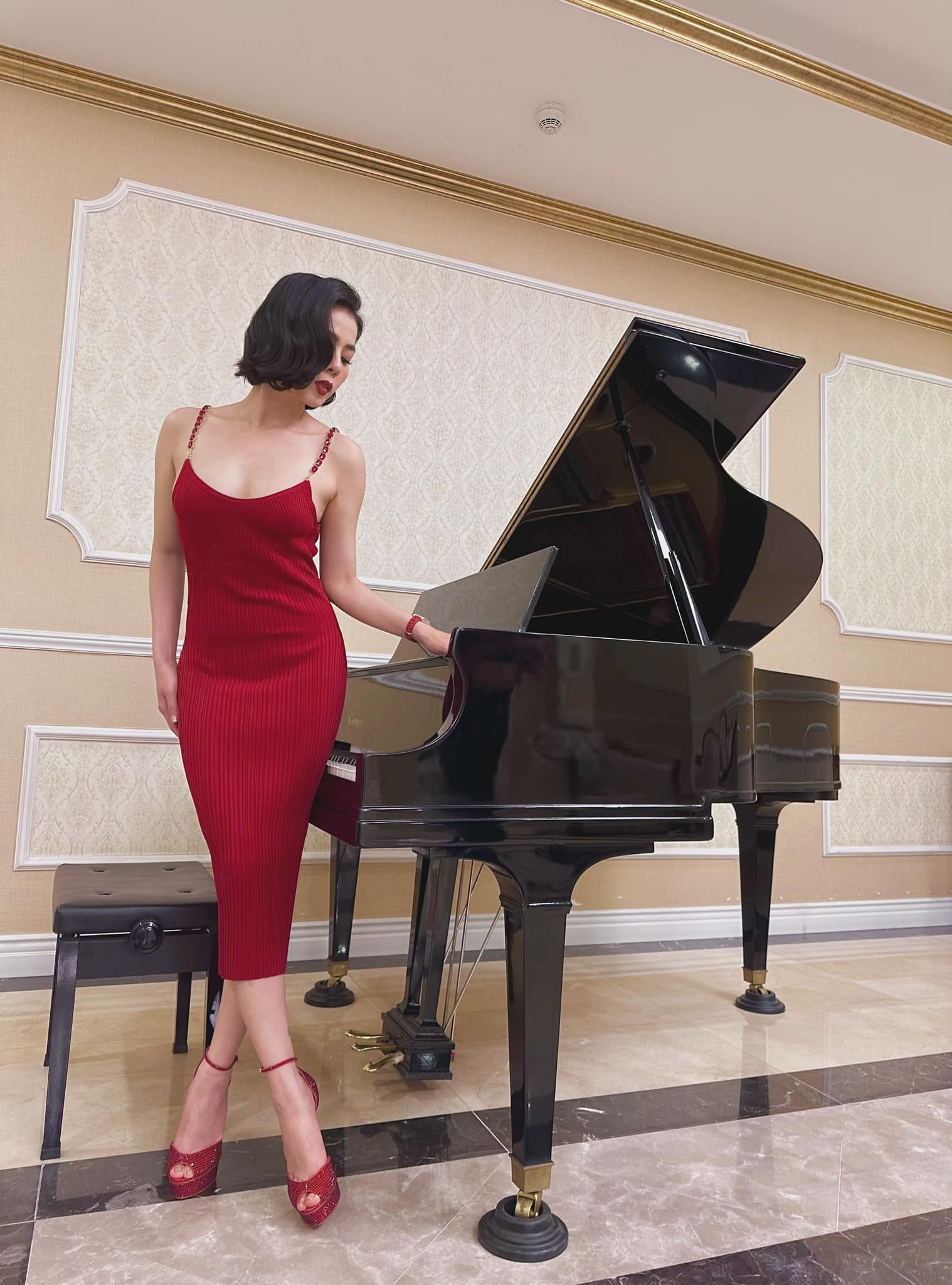 Khoe dáng cực chuẩn, Lệ Quyên làm sáng tỏ nghi vấn trùng tu đường cong cơ thể - Ảnh 1