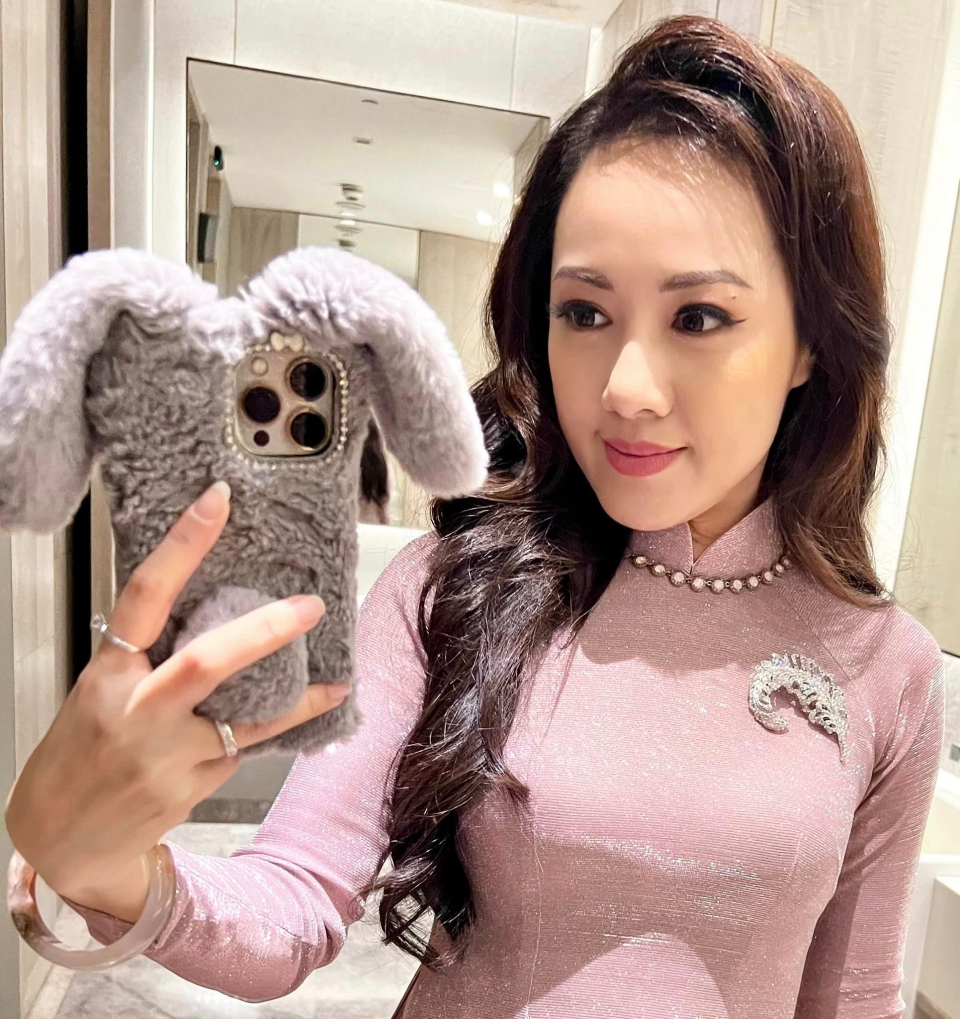 BTV Hoài Anh khoe sắc xinh đẹp trước giờ lên sóng nhưng đồ vật lạ lại chiếm trọn spotlight - Ảnh 1 BTV Hoài Anh khoe sắc xinh đẹp trước giờ lên sóng nhưng đồ vật lạ lại chiếm trọn spotlight - Ảnh 1