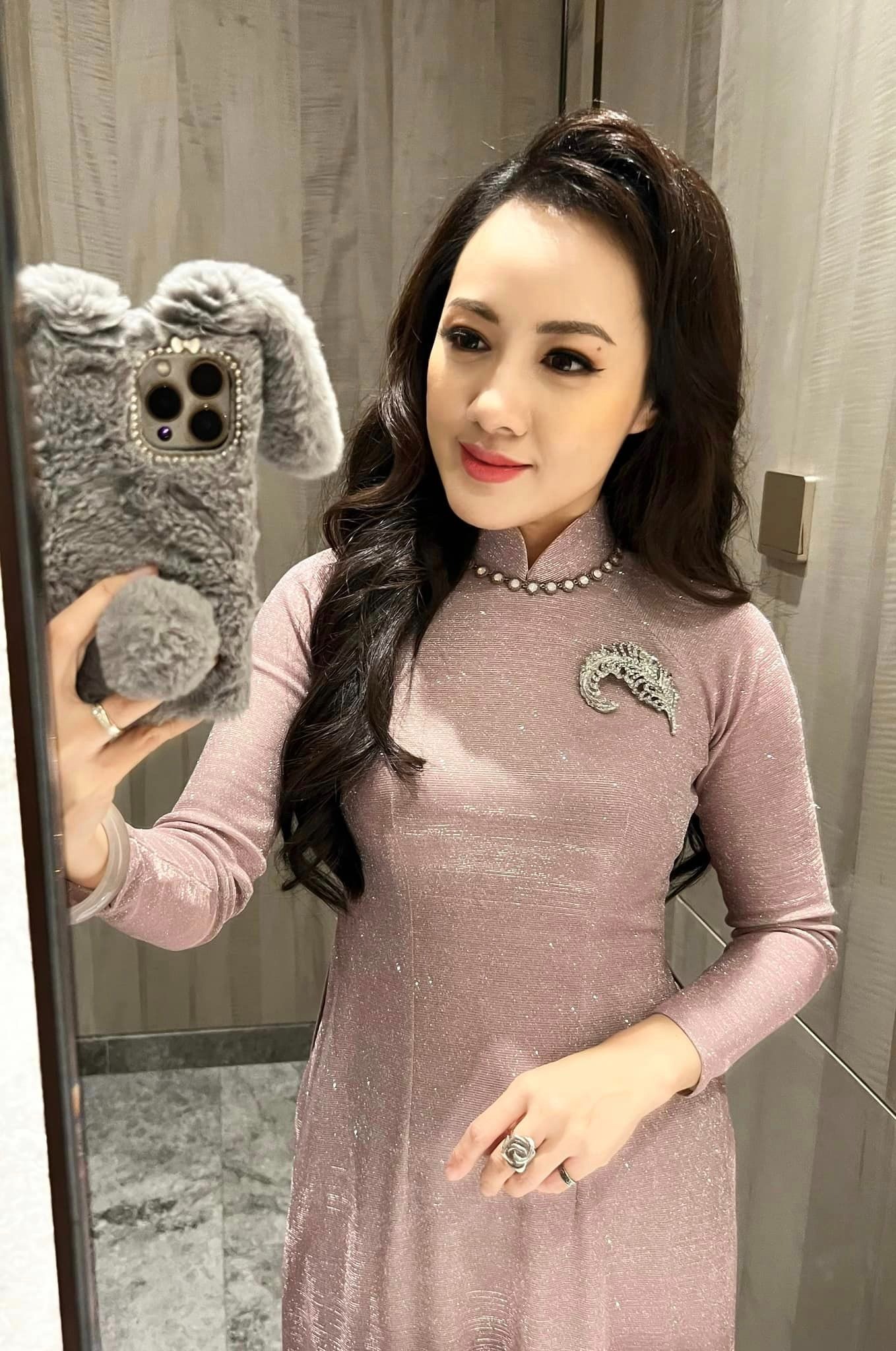BTV Hoài Anh hé lộ chiếc ốp điện thoại lạ mắt. Ảnh: FBNV BTV Hoài Anh hé lộ chiếc ốp điện thoại lạ mắt. Ảnh: FBNV
