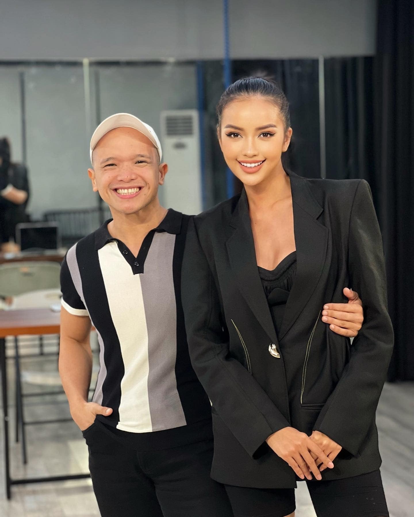 Ngọc Châu công khai thể hiện tình cảm với người đàn ông quyền lực khi sắp thi MU 2022 - Ảnh 1