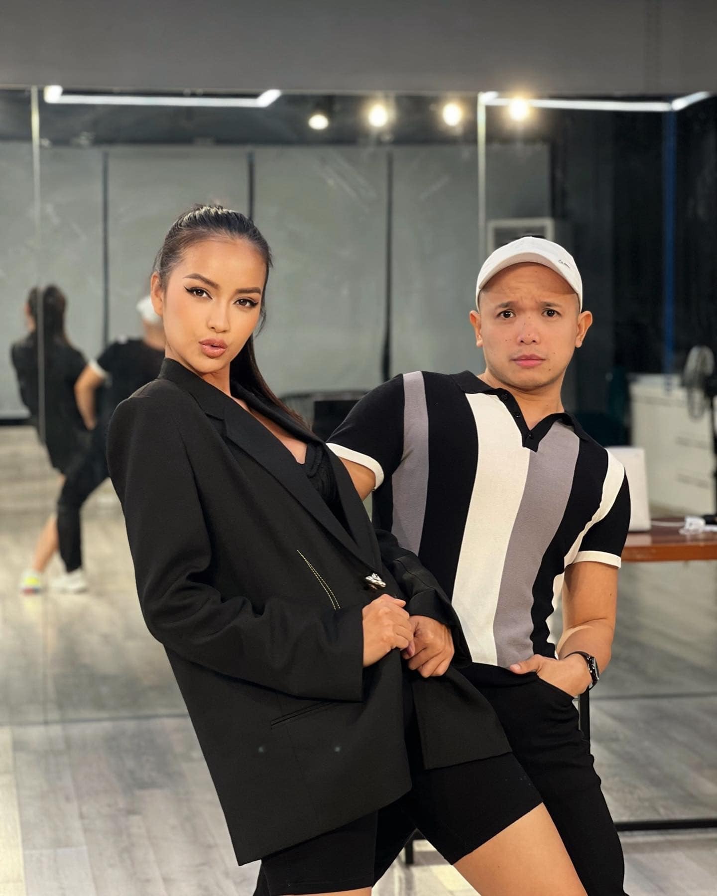 Ngọc Châu công khai thể hiện tình cảm với người đàn ông quyền lực khi sắp thi MU 2022 - Ảnh 2