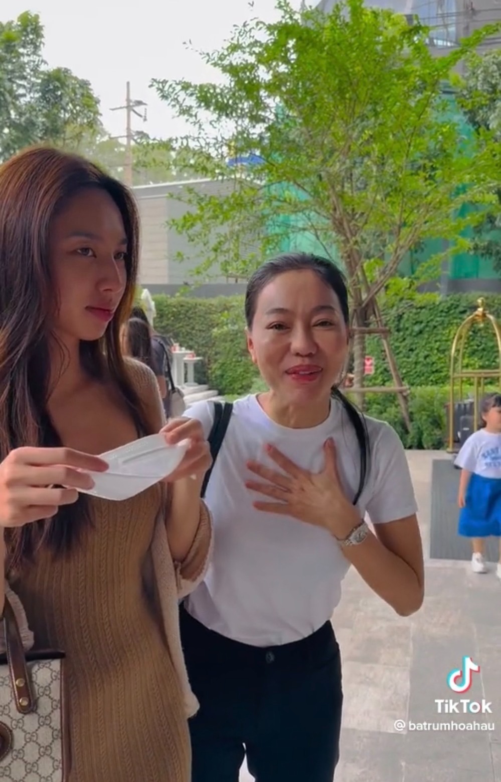 Thùy Tiên để mặt mộc, đeo khẩu trang kín mít khiến bà Phạm Kim Dung không thể nhận ra. Ảnh: Chụp màn hình