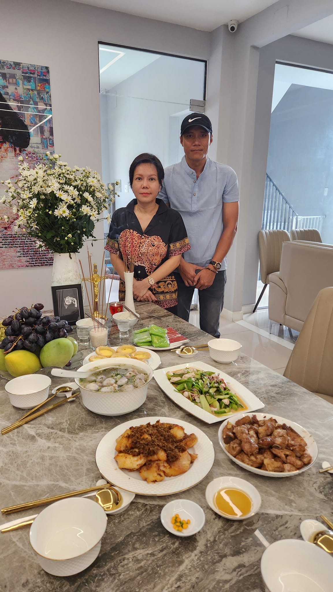 Việt Hương trước đó cũng làm cơm giỗ Chí Tài. Ảnh: FBNV