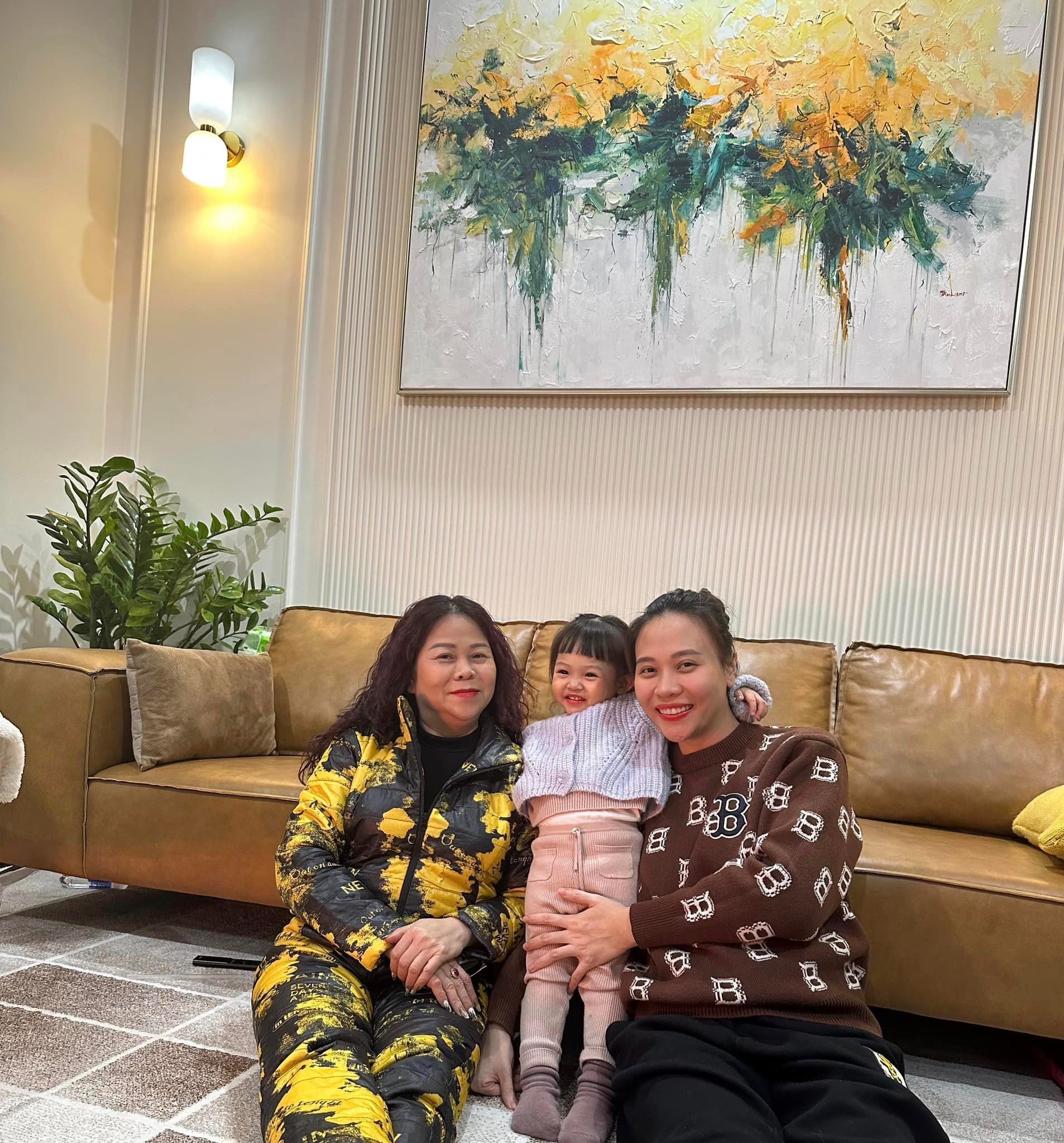 Khoảnh khắc hạnh phúc của 3 thế hệ nhà Đàm Thu Trang. Ảnh: FBNV