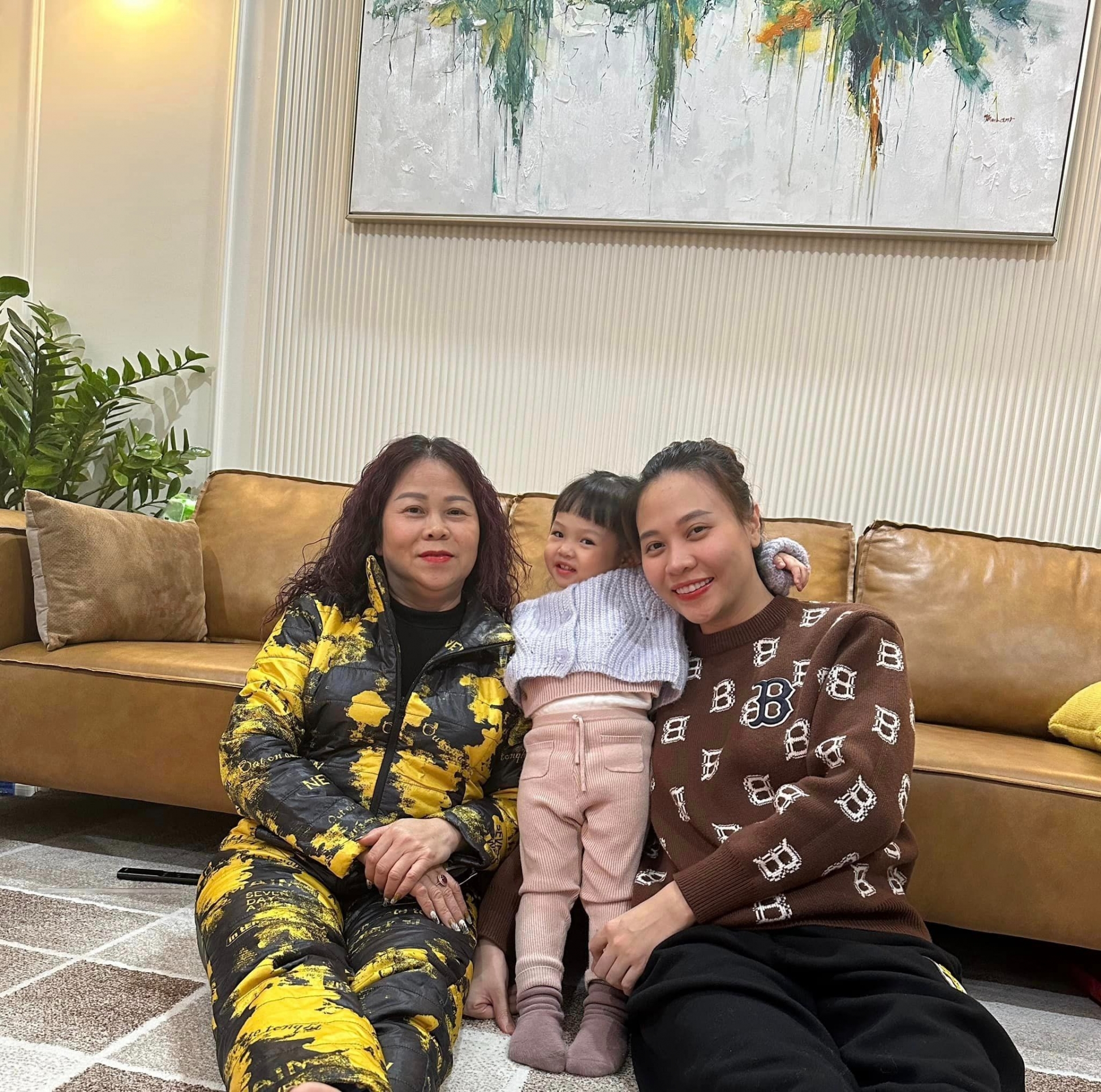 Đàm Thu Trang khoe ảnh 3 thế hệ, mẹ vợ Cường Đôla gây chú ý đặc biệt - Ảnh 2