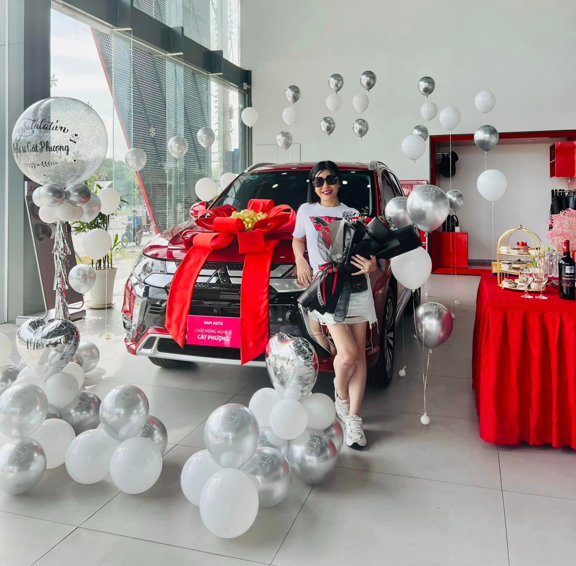 Trở về cuộc sống độc thân, Cát Phượng khiến nhiều người chú ý vì rất xinh đẹp, rạng rỡ (Ảnh: FBNV)