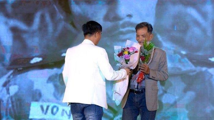 Thương Tín lộ diện bảnh bao, hé lộ kế hoạch xuất ngoại sau hình ảnh thất thần ven đường  - Ảnh 2