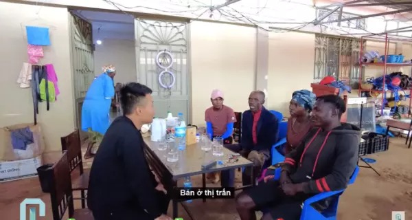 Quang Linh vlogs hành xử được khen ngợi khi gặp 'biến'. Ảnh: Internet Quang Linh vlogs hành xử được khen ngợi khi gặp 'biến'. Ảnh: Internet