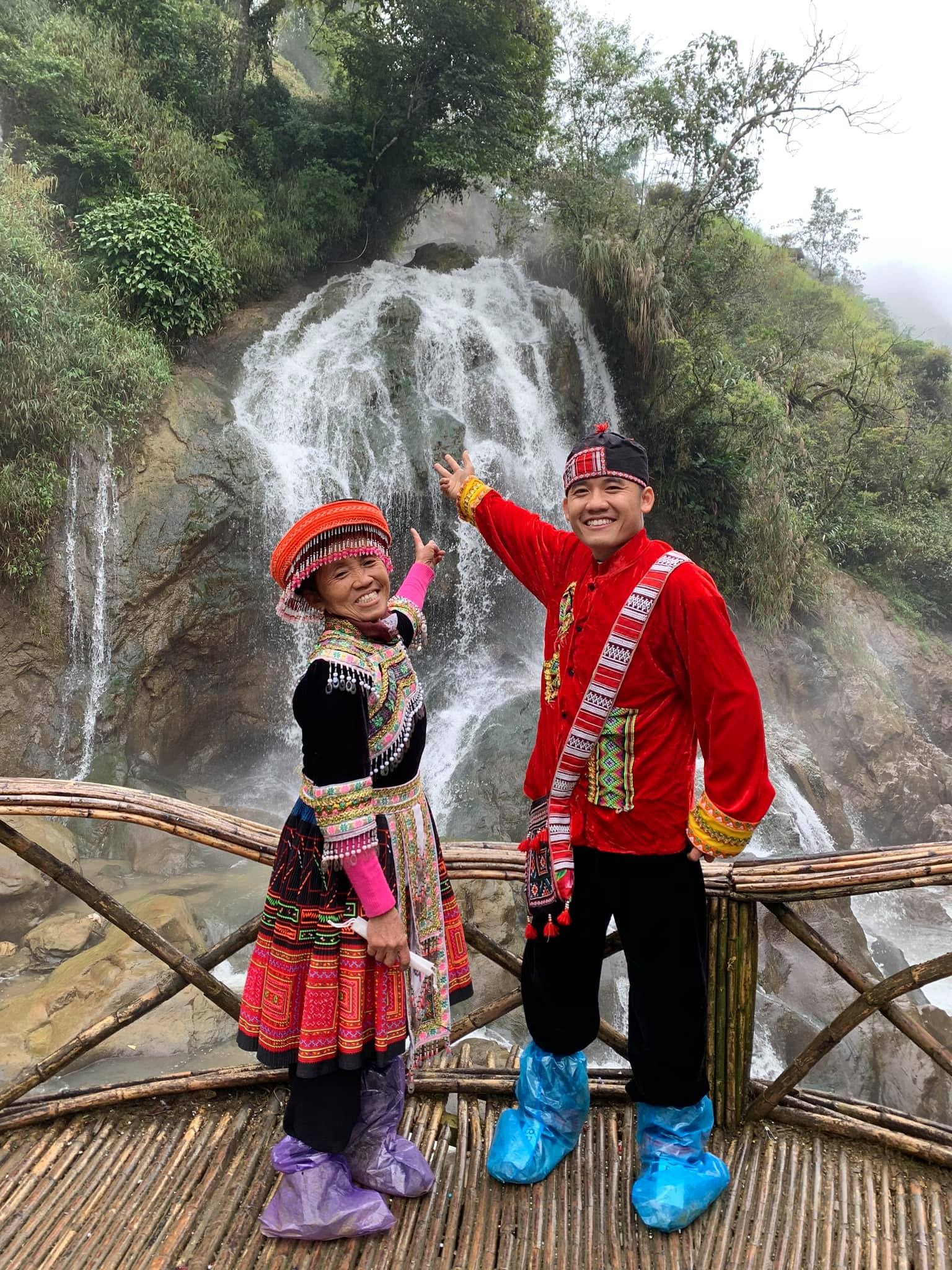 Bà Tân vlog hiện diện bên cạnh con trai. Ảnh: FBNV