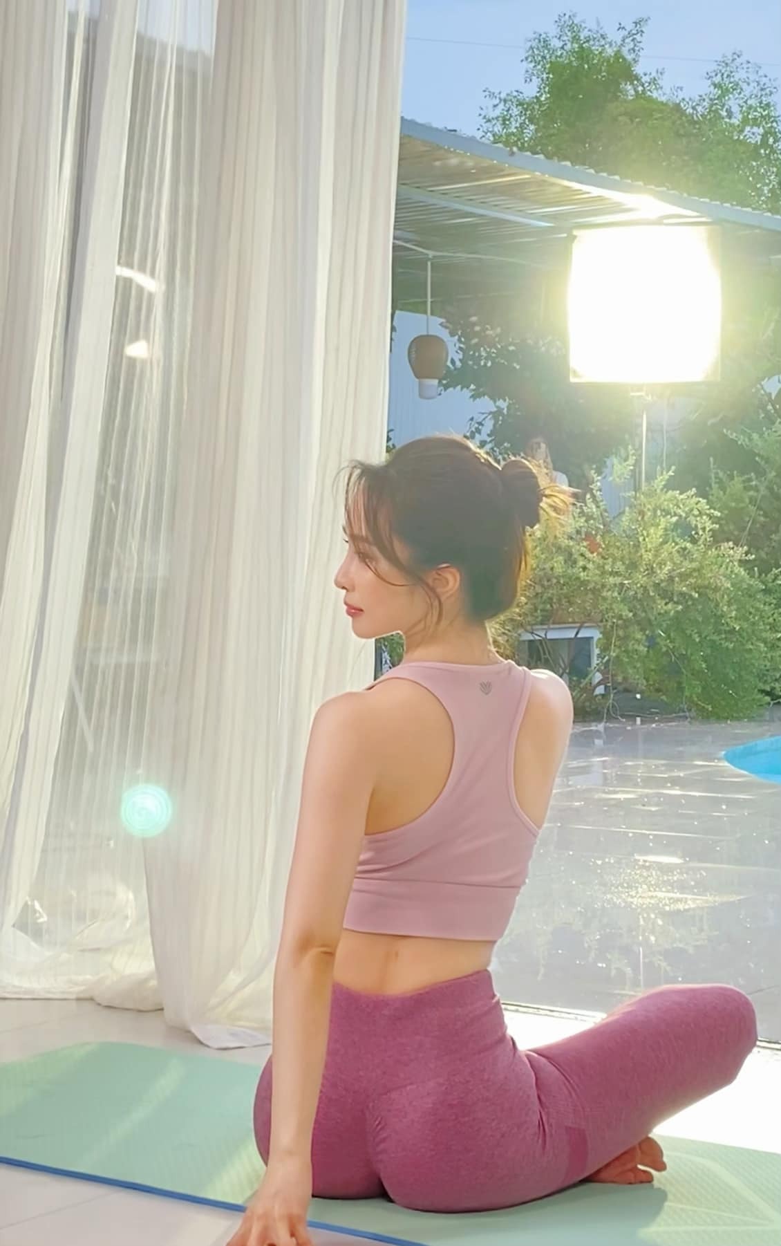 Quỳnh Nga thường xuyên luyện tập yoga. Ảnh: FBNV