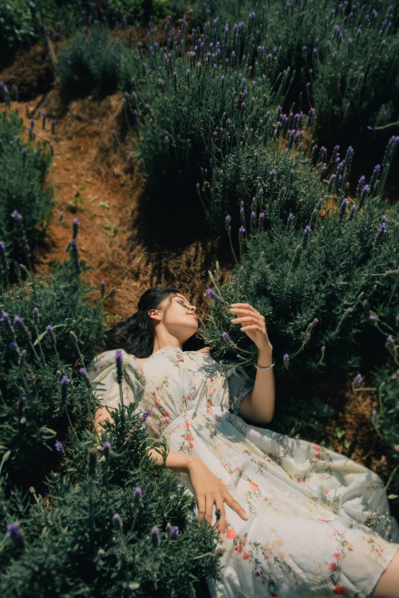 Nam Em thoải mái hòa mình vào với thiên nhiên. Ảnh: FBNV