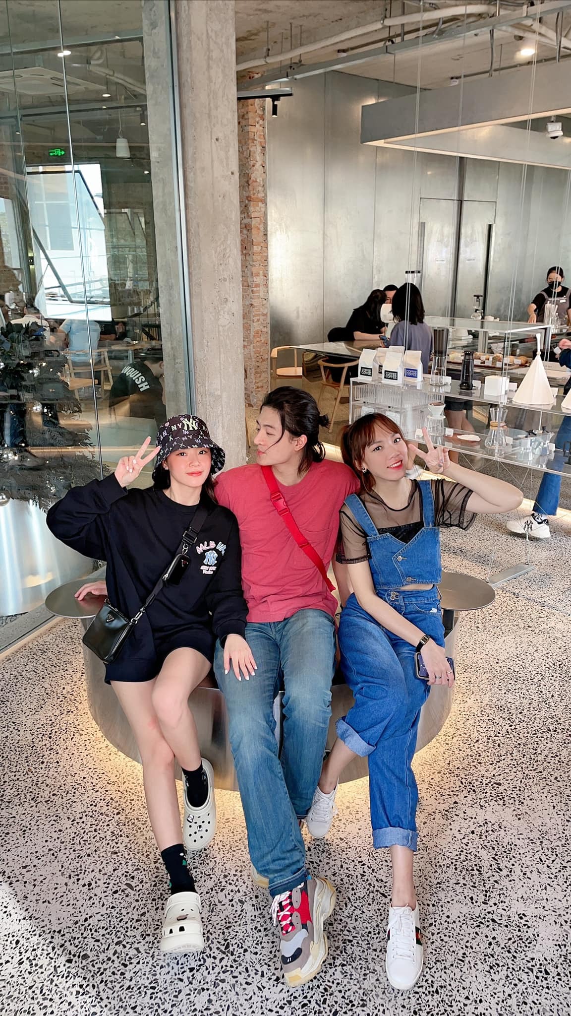 Bộ ba '4 năm, 2 chàng, 1 tình yêu' gồm Midu, Harry Lu và đạo diễn Luk Vân. Ảnh: FBNV