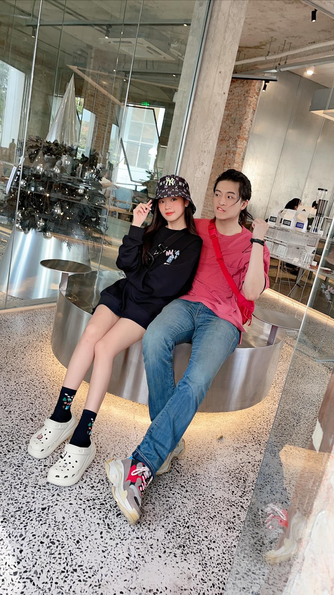 Cả hai tỏ ra vô cùng thân thiết. Ảnh: FBNV