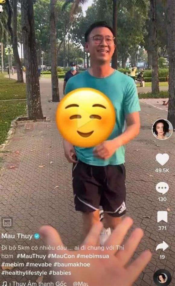 Á hậu Mâu Thủy vô tình hé lộ dung nhan của chồng tương lai - Ảnh 2 Á hậu Mâu Thủy vô tình hé lộ dung nhan của chồng tương lai - Ảnh 2